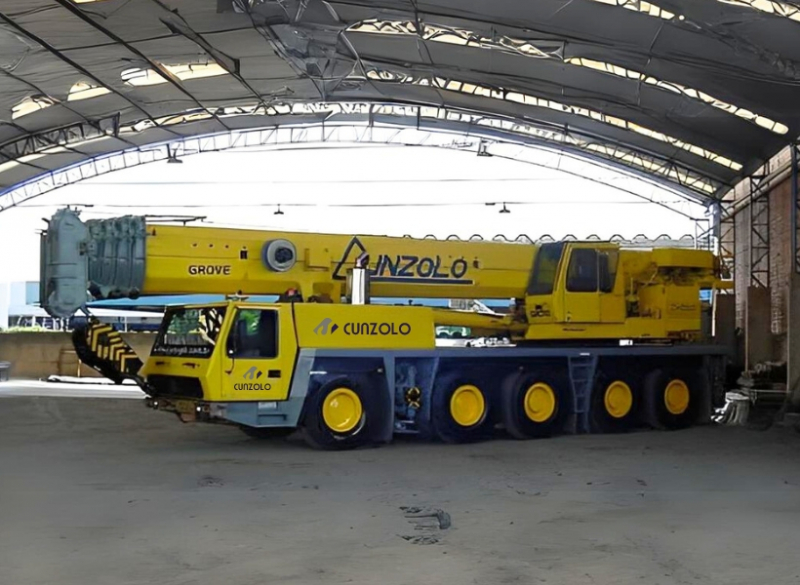 A Cunzolo oferece locação do Guindaste Rodoviário GMK 5100 que faz parte da linha todo terreno da Grove, variando algumas características entre os modelos, como capacidade de carga e altura de trabalho.
