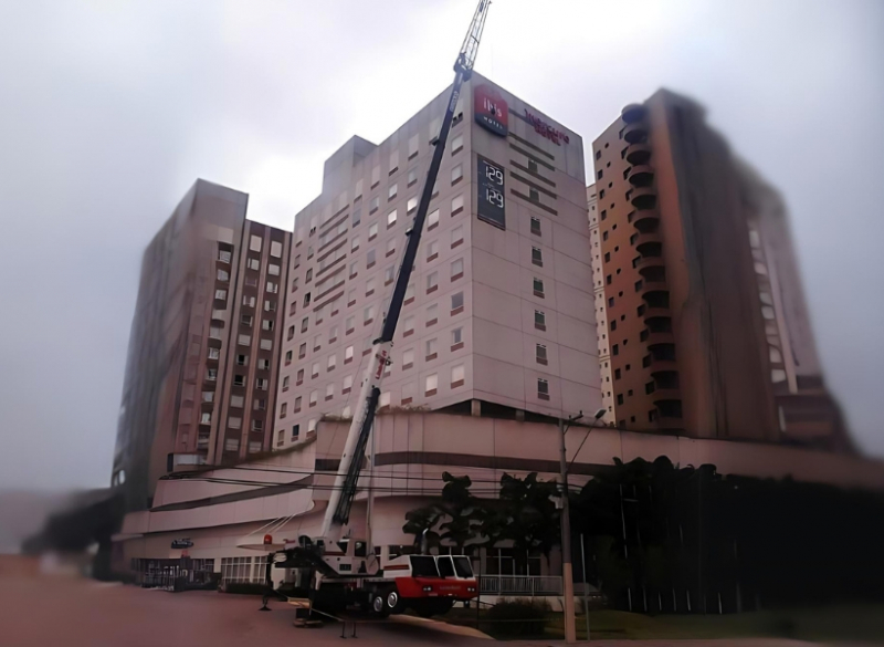 A Cunzolo oferece o Guindaste Rodoviário Link Belt HTT 8690, um equipamento com grande versatilidade e capacidade de acesso às curvas, devido aos eixos direcionais, suspensão pneumática e pouca altura.  