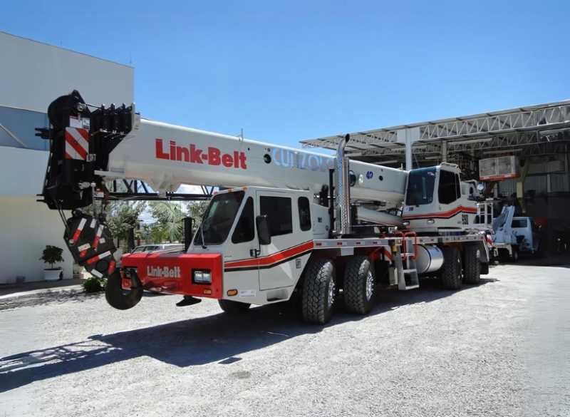 A Cunzolo oferece o Guindaste Rodoviário Link Belt HTT 8690, um equipamento com grande versatilidade e capacidade de acesso às curvas, devido aos eixos direcionais, suspensão pneumática e pouca altura.  