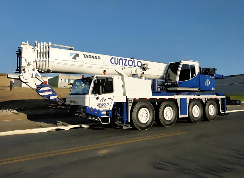 A Cunzolo oferece locação do Guindaste Tadano ATF 90G-4, que tem capacidade de até 90 toneladas e capacidade máxima de lança de 69,2 metros (51,2 na hidráulica e 18 de JIB). 
