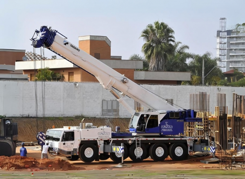 A Cunzolo oferece o Guindaste Rodoviário Tadano ATF 110G-5, que tem capacidade de 110 toneladas a 3 metros. É indicado para içamento e movimentação: montagem de estruturas metálicas a trabalhos em usinas, refinarias, indústrias siderúrgicas, pré-moldados e caldeirarias.