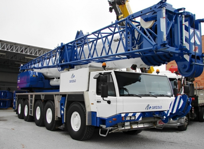 O Guindaste Rodoviário Tadano ATF 220 é um equipamento que comporta variadas configurações para atender diversos tipos de operações desde montagem de estrutura metálica até a indústria de pré-moldados. 