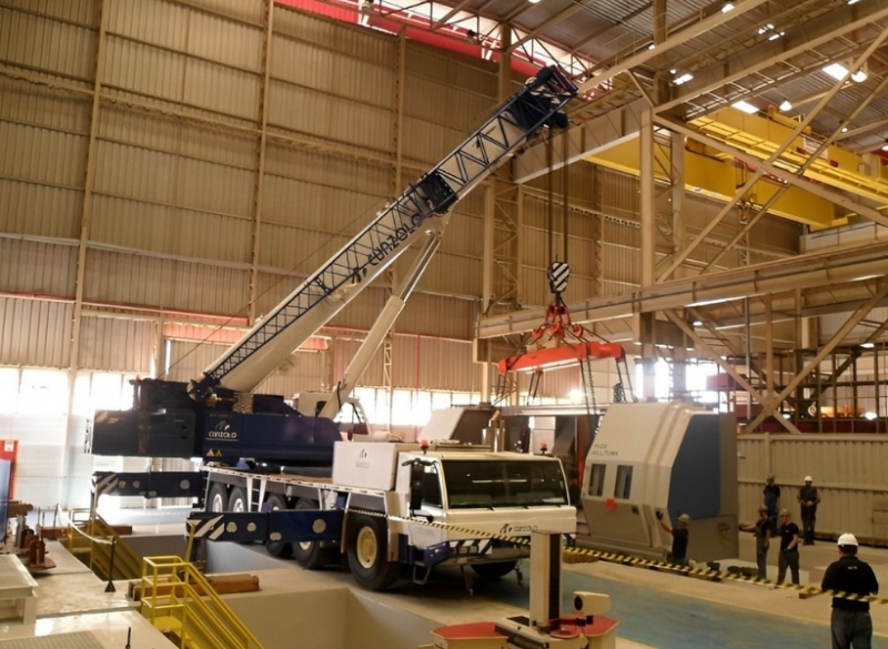 A Cunzolo trabalha com o Guindaste Rodoviário Tadano ATF 220 é um equipamento que comporta variadas configurações para atender diversos tipos de operações.