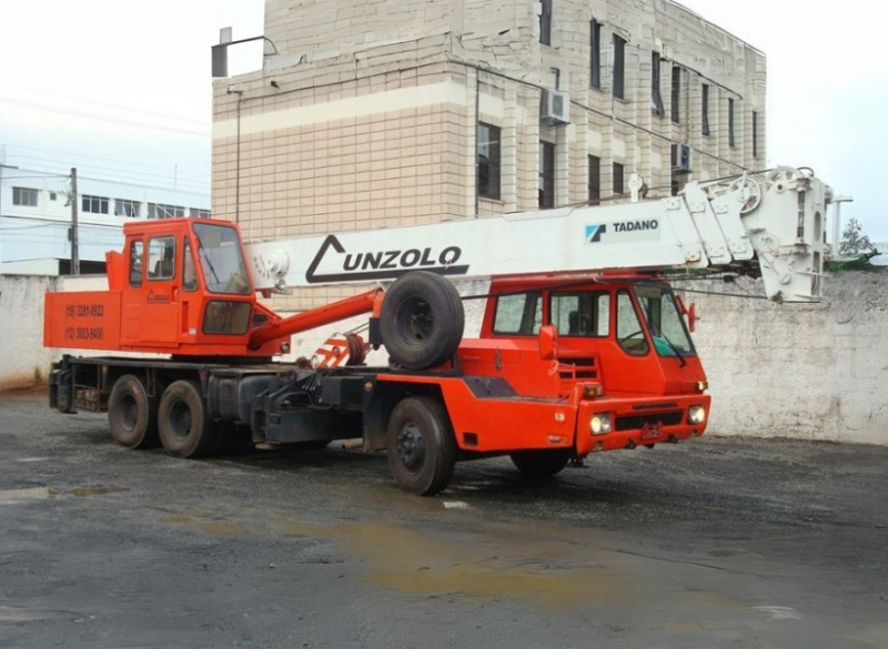 A Cunzolo trabalha com a locação do Guindaste Rodoviário Tadano TL 250 é muito utilizado em atividades de remoções industriais de grande porte, onde se exige movimentação de grandes cargas e alturas.
