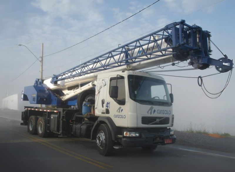O Guindaste Rodovi�rio Tadano TS 300BR � montado sobre caminh�o e possui uma lan�a auxiliar JIB de 8 metros que auxilia em atividades que necessitam de um maior alcance.
