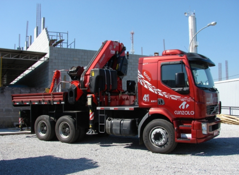 O Guindaste Articulado Fassi F560 AXP.26 (Guindauto) tem lan�as hidr�ulicas comandadas por alavanca localizada entre a carroceria e a cabine. Indicado para o transporte de pequenas cargas, sendo muito utilizado em obras civis e industriais.�