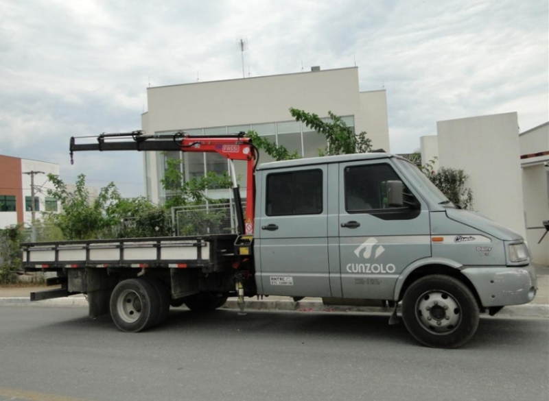A Cunzolo trabalha com a locação do Guindaste Articulado Fassi M30 é um guindauto compacto, utilizado para o içamento e transporte de pequenas cargas. Equipamento de comando por alavancas, sendo necessária a proximidade do operador. Seu peso e altura são reduzidos. 