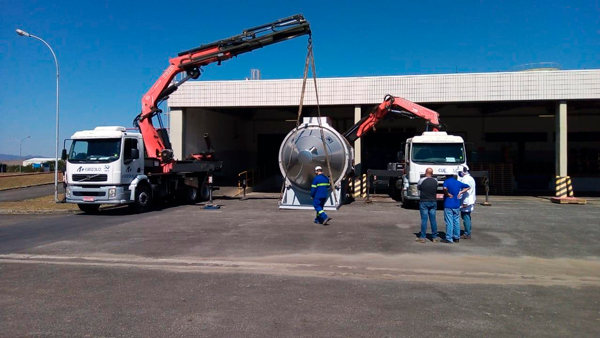 guindastes-articulados-fassi-em-operacao.html