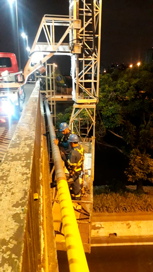 plataforma-sobre-caminho-barin-operando-na-ponte.html