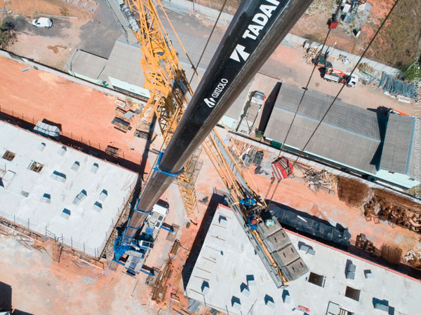 montagem-de-grua-com-o-guindaste-atf-130.html