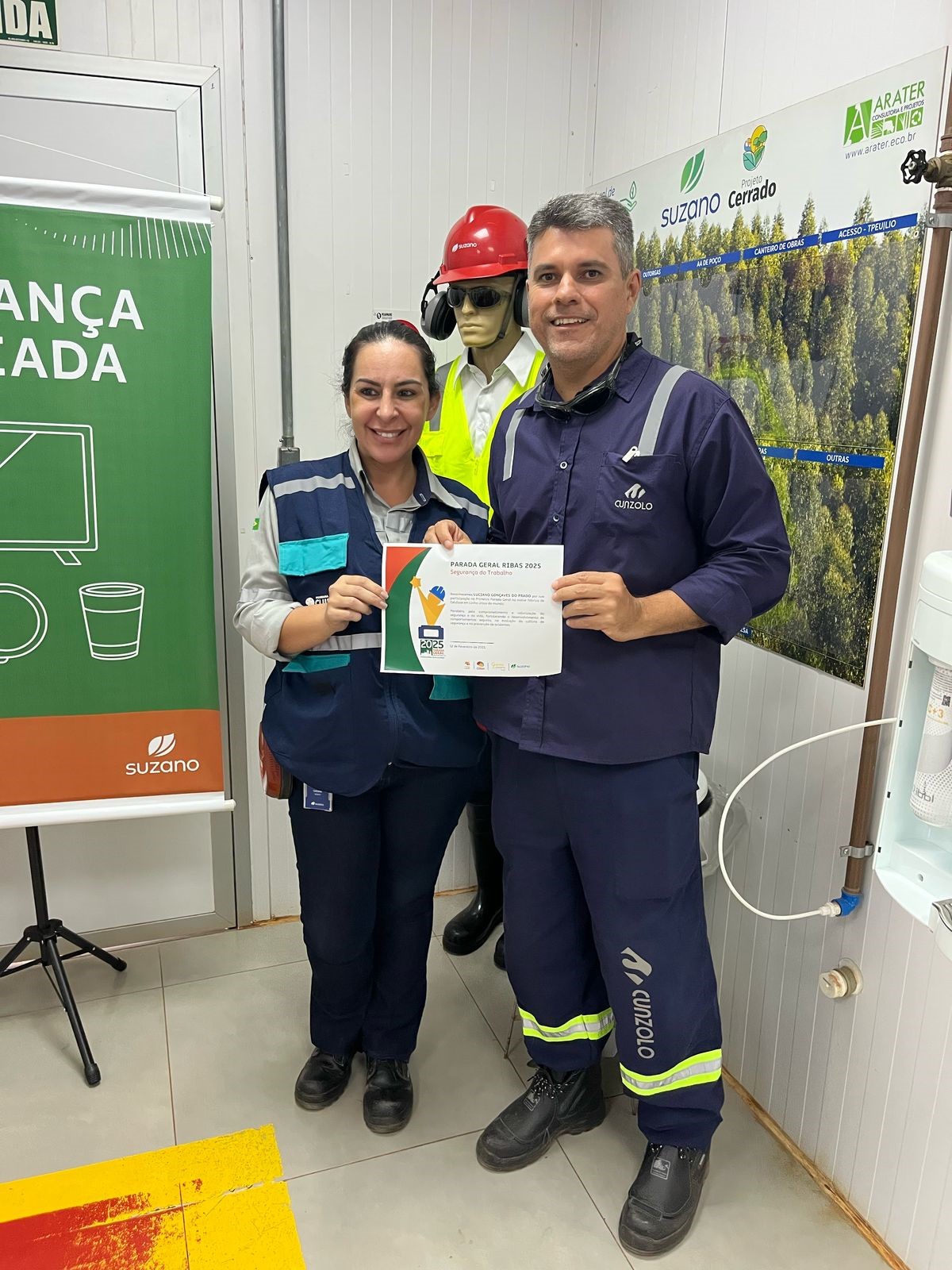 Entrega de certificado de excelência Entrega de certificado de excelência