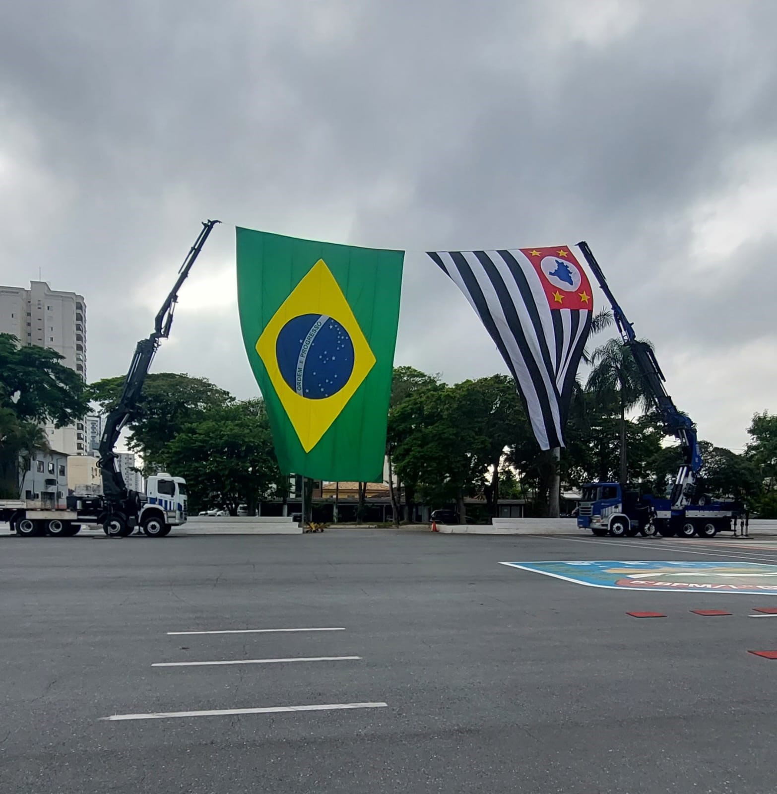 Hasteamento das bandeiras do Estado de São Paulo e do Brasil Hasteamento das bandeiras do Estado de São Paulo e do Brasil