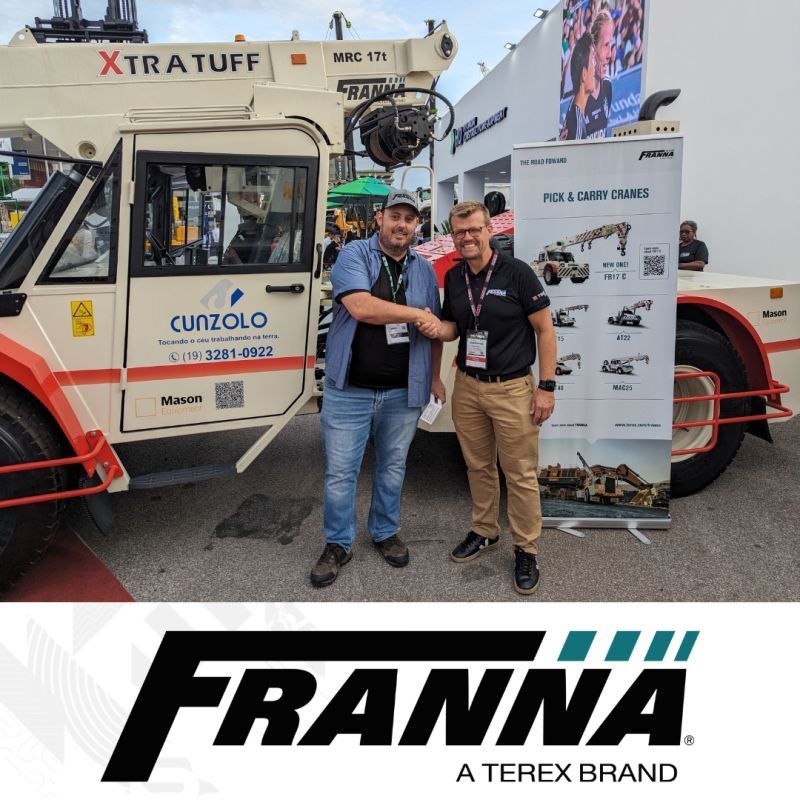 Fabio Cunzolo e representante da Terex, durante a feira M&T Expo 2024 Fabio Cunzolo e representante da Terex, durante a feira M&T Expo 2024