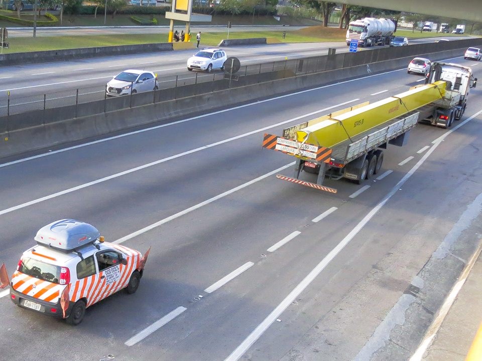 Carreta Extensiva transportando carga longa Carreta Extensiva transportando carga longa