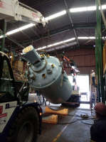 A dupla Ormig 45T e PK 100.000 removendo tanques em indústria química em Pindamonhangaba/SP.