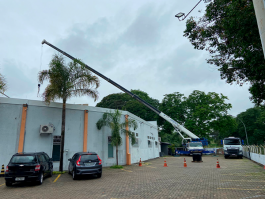 Guindaste ATF 90 em opera��o em Taubat�/SP
