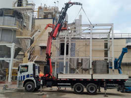 Guindaste Fassi F310 em opera��o na ind�stria