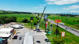 Guindaste ATF 90 e plataforma Cheyenne: sinaliza��o de com�rcio na via Dutra