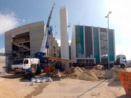ATF 130 em opera��o de i�amento de vigas pr�-moldadas