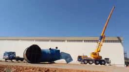 Guindaste Liebherr LTM 1070-4.2 em i�amento de dutos e caixa d �gua
