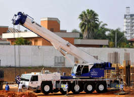 Chega a vez do guindaste ATF 90 na obra de amplia��o da Novelis