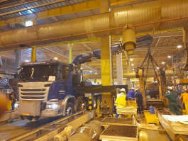 Equipe Cunzolo realiza o i�amento de m�dulos de fechamento de galp�o