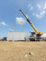 Guindaste Liebherr LTM 1070-4.2 operando com balancim