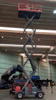 A plataforma elevat�ria Skyjack SJ8841 RT em manuten��o interna