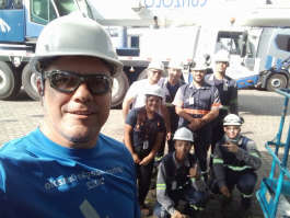 Equipe de remoção em ação: movimentação de carga no setor aeronáutico em São José dos Campos